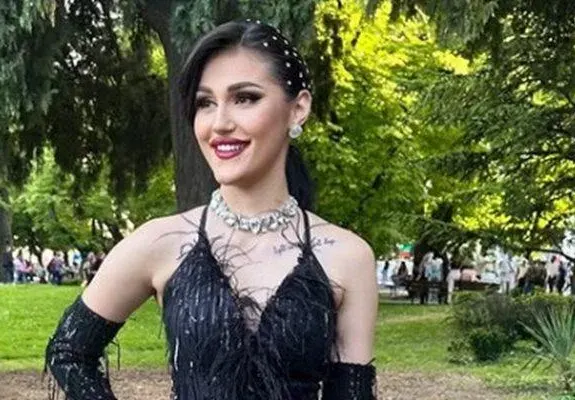 Нарязаната Дебора започна работа
