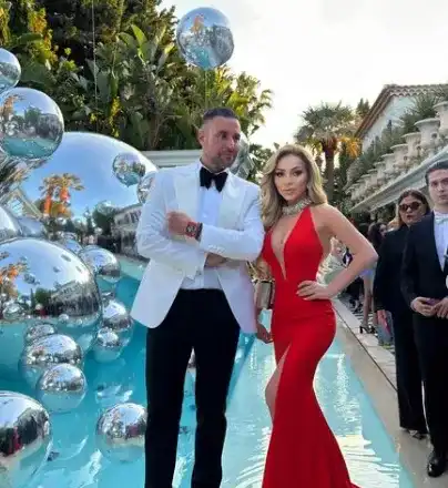 Нора Недкова позира с Филип Плейн