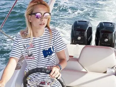 Новата на Алек Царина червива от пари! Има яхта и къща край морето! (СНИМКИ)