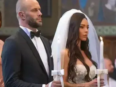 Няма спирка: ММА боецът Деян Топалски кръшка на жена си