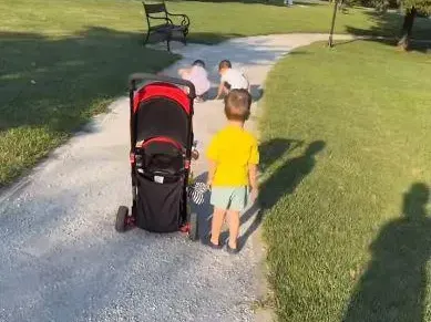 НЯМАЛА ПАРИ?! Скъсаната Светлана Василева носи децата си с дрешки за по 600 лева! (СНИМКИ)