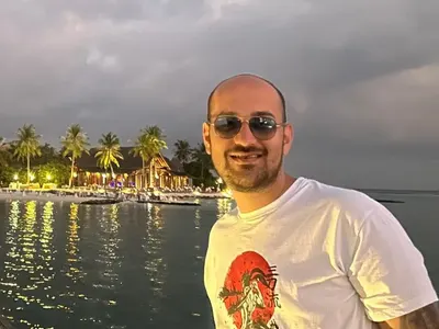 Откъде пари?! Племенникът на Слави се фука на Малдивите (СНИМКИ)