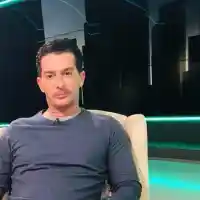 По време на полет за Америка заляха Иван Радоев с вряло кафе