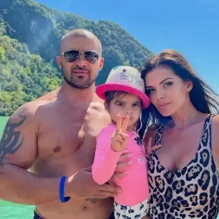 Преслава дава на хлапето да управлява моторница