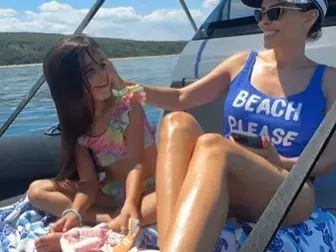 Преслава с щерка си на яхта
