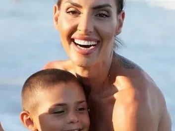 Синьо лято: Златка учи сина си да рисува, Джулката - да свири на пиано...