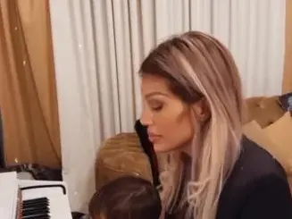 Синьо лято: Златка учи сина си да рисува, Джулката - да свири на пиано...