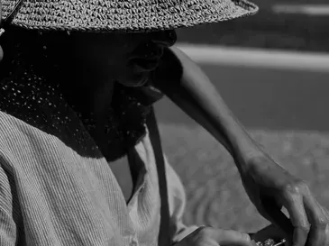 Синьо лято: Златка учи сина си да рисува, Джулката - да свири на пиано...