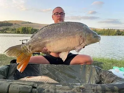 Синьо лято: Златка учи сина си да рисува, Джулката - да свири на пиано...