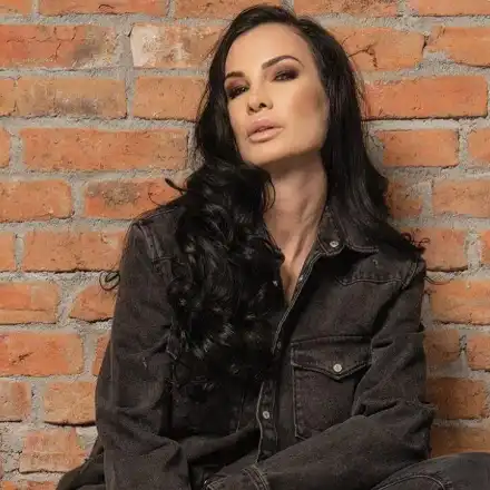 След развода: Цеци Красимирова показа новия си мъж! (Татуираха си сърца - ФОТО)