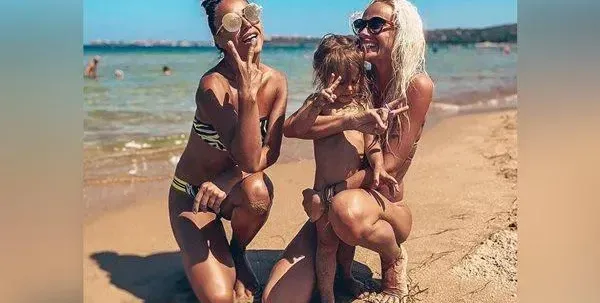 Снахата на Халваджиян на плаж в Гърция