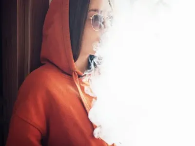 Тийнейджърка получи гърч след пушене на вейп