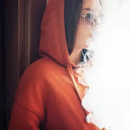 Тийнейджърка получи гърч след пушене на вейп