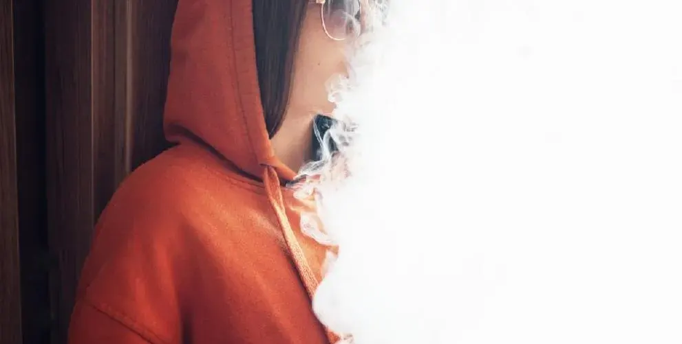 Тийнейджърка получи гърч след пушене на вейп