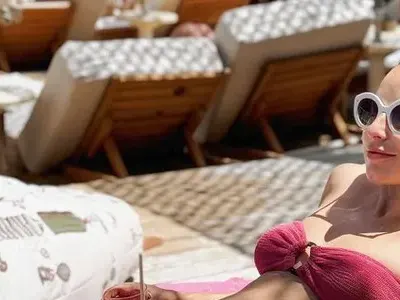 В 9-ия месец: Жената на Иво Карамански показа коремчето на плажа (СНИМКИ)