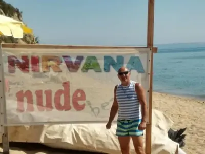 ВИП нудисти се хванаха за гушите (Снимки)