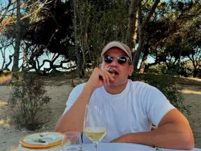 Юлиян Цолов го раздава богаташ преди да го вкарат в пандиза СНИМКИ