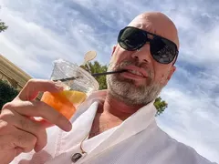 Захари Бахаров глади на двора