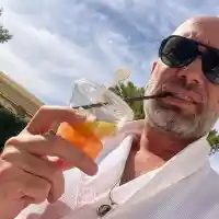 Захари Бахаров глади на двора