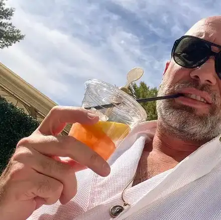 Захари Бахаров глади на двора