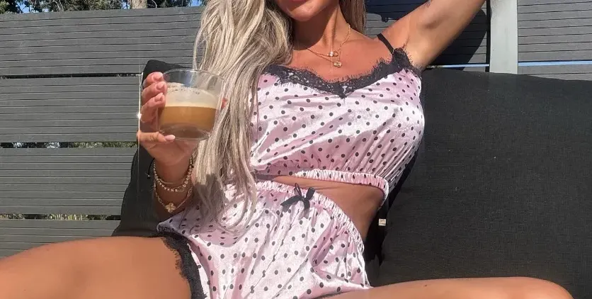 Златка Райкова се разчекна по пижама на плажа