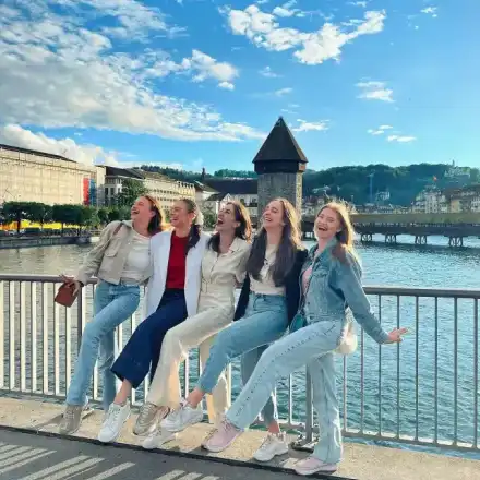 Златните момичета купонясват в страната на шоколада