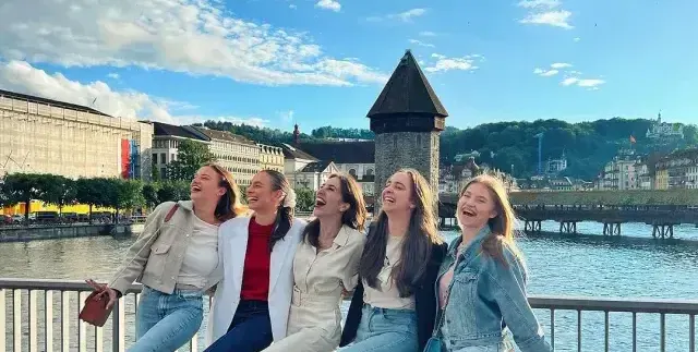 Златните момичета купонясват в страната на шоколада