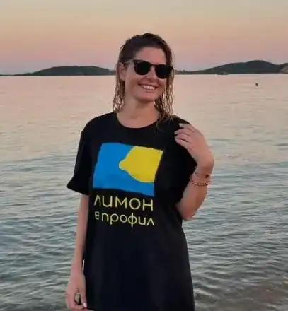 Алекс Сърчаджиева изпраща залеза на морето