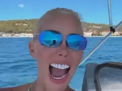 Антония Петрова раздруса целулит на плажа! Зъбите й обаче са по-брутални (ГАЛЕРИЯ)