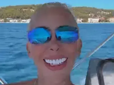 Антония Петрова раздруса целулит на плажа! Зъбите й обаче са по-брутални (ГАЛЕРИЯ)