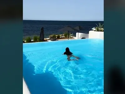 БЕЗ ГОРНИЩЕ! Мис България се плацика топлес в басейна само по прашка (ВИДЕО)