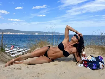 Биляна Йотовска се овъргаля в пясък - парещо ФОТО!