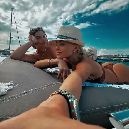 Чалга певицата Лидия с приятелка на яхта – показа голи форми и топ визия!