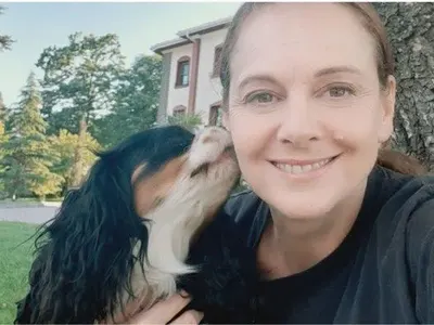 Докато играе с кучето: Параскева Джукелова снима голи на плажа