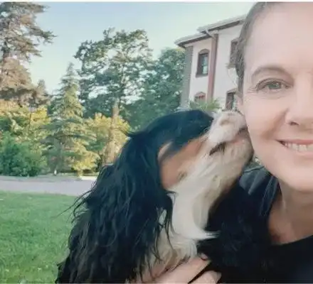 Докато играе с кучето: Параскева Джукелова снима голи на плажа