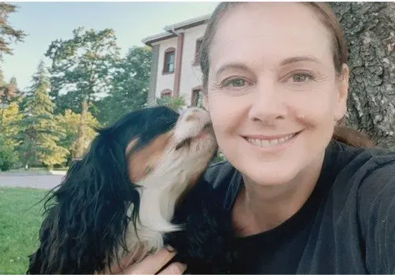 Докато играе с кучето: Параскева Джукелова снима голи на плажа