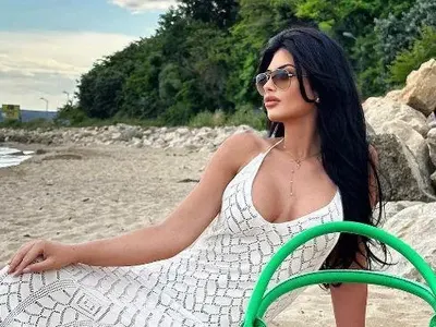 ЕКСХИБИЦИОНИСТ? Венцислава Тафкова лъсна дибидюс на плаж за НЕ-нудисти