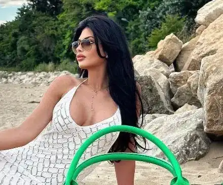 ЕКСХИБИЦИОНИСТ? Венцислава Тафкова лъсна дибидюс на плаж за НЕ-нудисти