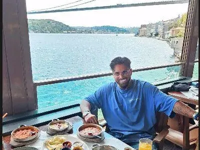 ЕКСКЛУЗИВНО! Благо заби секси милфка с дете! Заведе я в Турция (СНИМКИ)