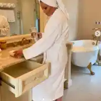 Емилия бори жегите във ваната