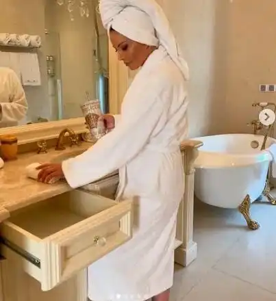 Емилия бори жегите във ваната