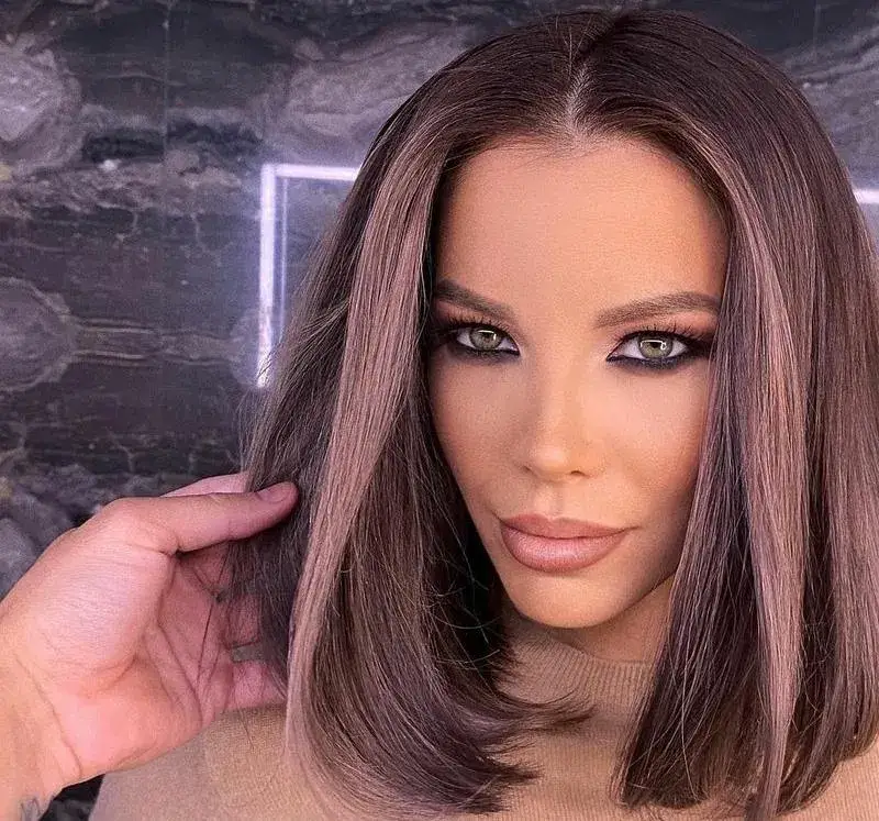 Емилия се показа от музикалното студио