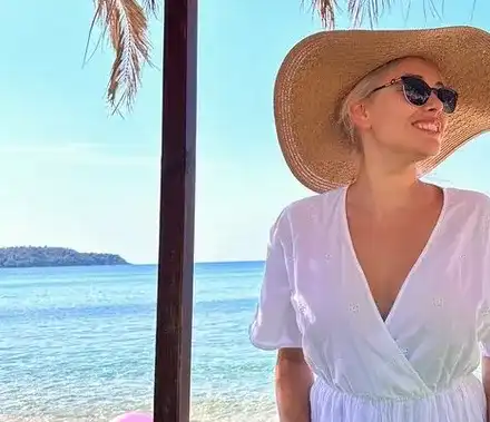 Ева Веселинова се разчекна на плажа