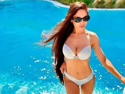 Фолкаджийка пъчи мегабомби на басейн