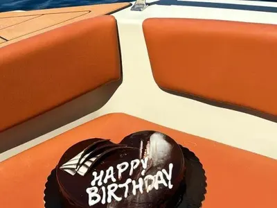 Глезят бившата на Благо на Санторини в СУПЕР ЛУКС! (СНИМКИ)