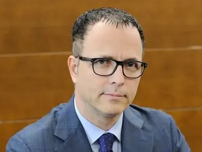 Издирваният шеф на ББР Стоян Мавродиев се укрива с младо гадже