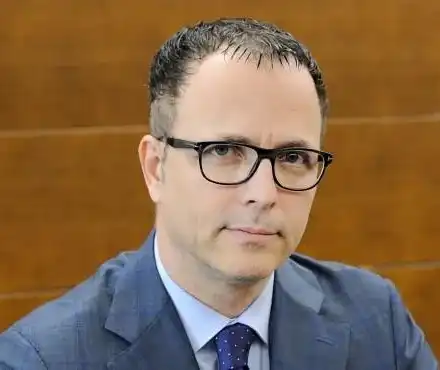 Издирваният шеф на ББР Стоян Мавродиев се укрива с младо гадже