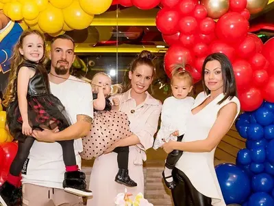 Как ВИП бабите се грижат за любимите си внуци