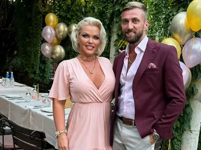 КАТО ПРИНЦЕСА: Гаджето глези Асдис в леглото! (СНИМКИ)