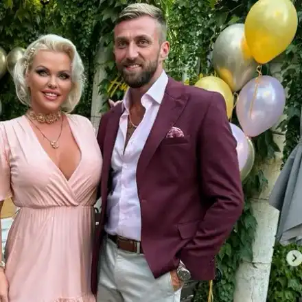 КАТО ПРИНЦЕСА: Гаджето глези Асдис в леглото! (СНИМКИ)